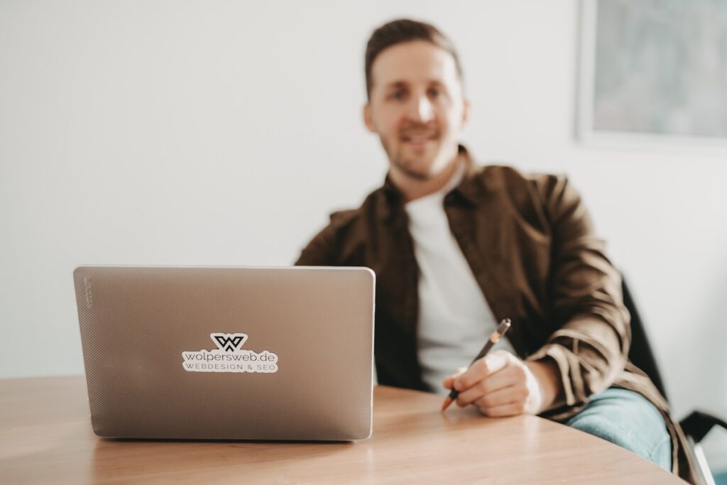 GF Christian Wolpers von wolpersweb sitzt vor dem Laptop